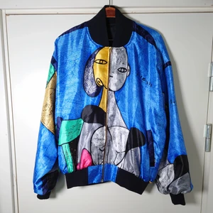 Vintage bomberjacka - Väldigt speciell bomberjacka från 80-talet. Den är i toppskick! Glansigt material, lite fodrad och med muddar i kanterna. Plagg från denna kollektion är ganska eftertraktade och inte så lätta att få tag i, exempel ses på sista bilden (en skjorta från samma kollektion)🌱