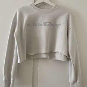 Sweatshirt med rhinestones - Cropped sweatshirt 