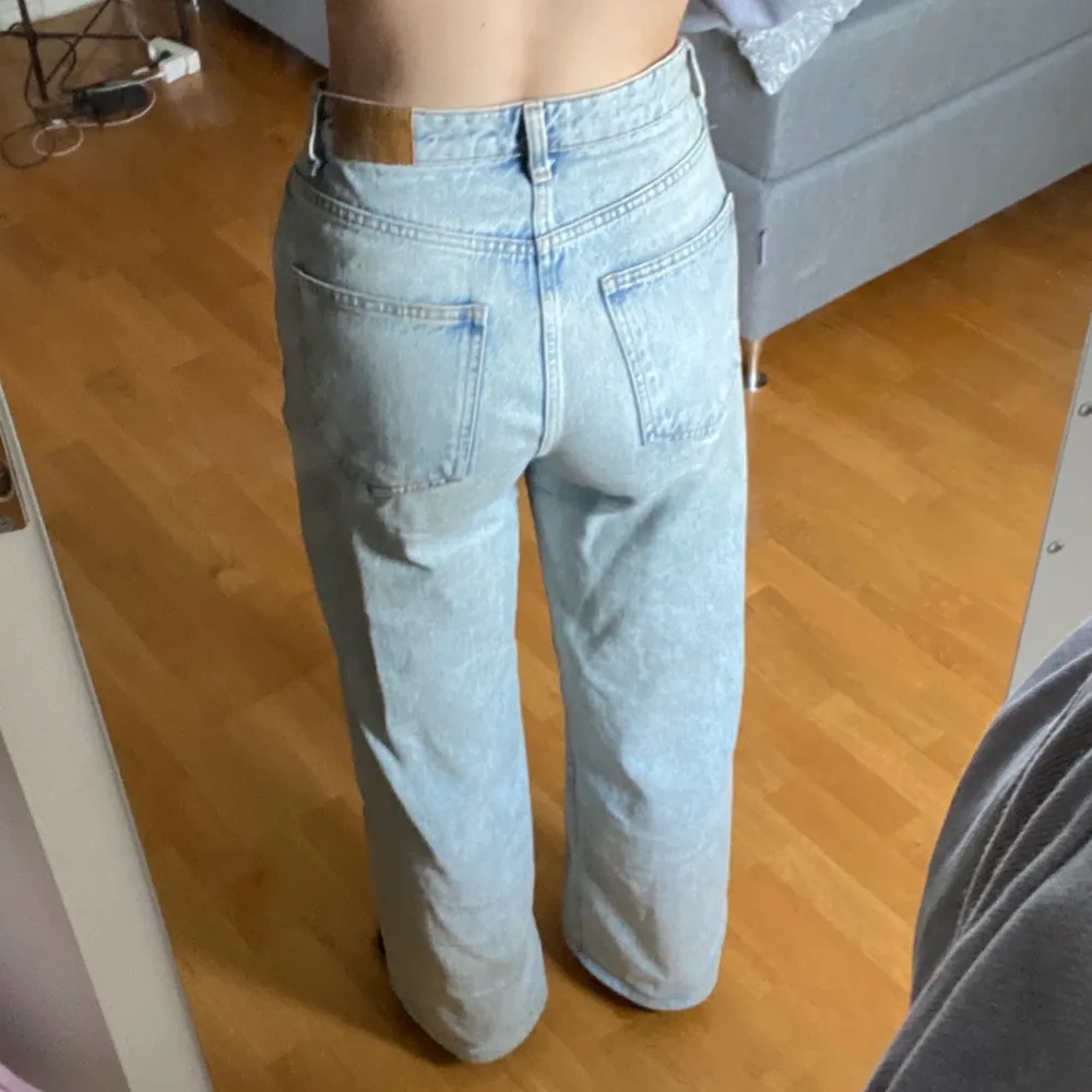 Snygga ljusblå jeans från Gina som är ganska använda men ser fortfarande nya ut! Säljer eftersom jag vill uppdatera min garderob😝. Jeans & Byxor.
