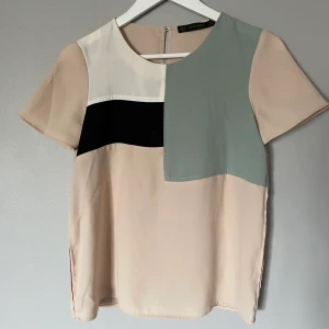 Blus från Zara - Sval och skön blus med flera färger från Zara.