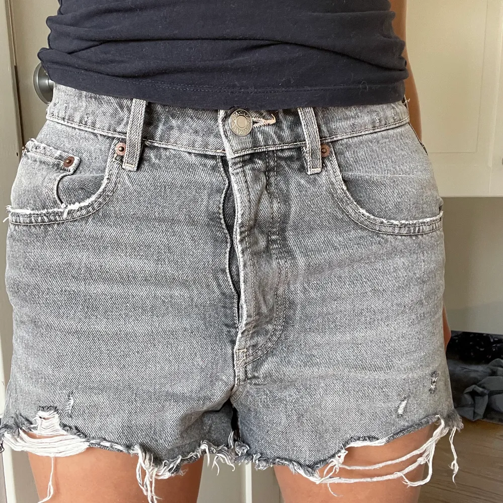 Säljer mina gråa jeansshorts som är köptes inför förra sommaren. Shortsen är supertrendiga i sommar har ursnygg tvätt.❤️❤️ . Shorts.