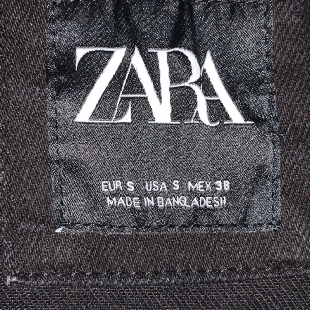 Svart jeansjacka från ZARA i bra skicka i storlek S. Jackor.