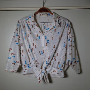 Vintageblus - Kort vintageblus som knäpps med knappar och knyts längst ner. Tunnt och lite glansigt material🌱