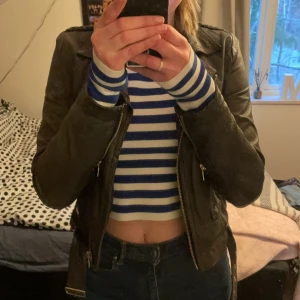 Kenza skinnjacka  - 🚨Priset kan diskuteras🚨 Säljer min fina skinnjacka från Jofama by Kenza då den inte kommer till användning. Brun/grå färg. Nypris 3500kr, skriv för mer info 💖 frakt ingår!