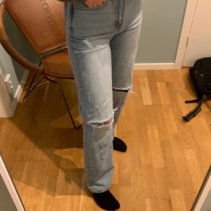 Vida jeans - Vida jeans med hål på knäna från lager 157. Storlek XS, bra skick.