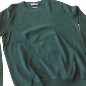 Ralphlauren sweatshirt - En väldigt fin Ralph Lauren sweatshirt. Storlek S men skulle fungera som en M då den är lite större i storleken! 