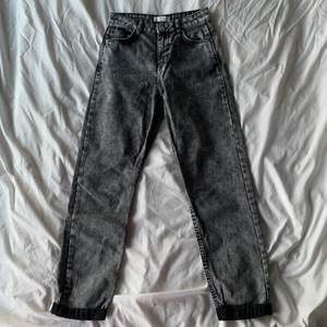bershka jeans, storlek EUR 34. knappt använd och i 10/10 skick! bershka jeans in size EU 34, US 02, UK 06. barely used and in perfect condition 🤍