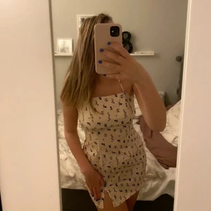 Fin/snygg klänning  - Säljer denna klänning i storlek S/36, ifrån Shein. Aldrig använd då den är för kort på mig (Jag är ca: 174 cm)  Går att justera exakt hur du vill ha den då du knyter med band! Färgen är ljusbeige med blåa blommor på.💙🤎