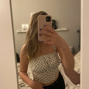 Fin prickig topp🖤🤍 - En fin svartvit prickig topp ifrån Shein (artikeln är helt slutsåld på hemsidan) Väldigt bekväm men kommer aldrig till användning🤍🖤 Aldrig använd! Endast prövad nu