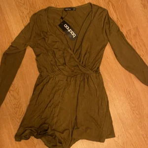 Dress - Helt ny dress från Boohoo. Väldigt fin färg. Storlek 36. Sitter jätte fint på. 