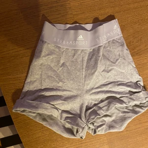 Stella McCartney shorts - Stella McCartney shorts i bra skick. Katt i hemmet. Strolek xs men kanske passar bättre för en som har xxs. Kan mötas upp i Uddevalla om ej så står köparen för frakten. 