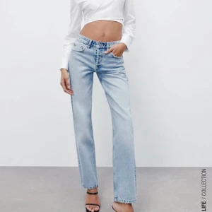 Mid waist zara jeans ljusa - Ganska använda zara jeans men inga hål eller slitnader, känns som nya. Säljer pågrund av att de blivit för små. KÖP DIREKT FÖR 180kr