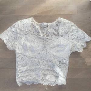 Topp - Hej! Jag säljer nu denna fina spets toppen som endast är använd en gång, om jag minns rätt så är tröjan från NewYorker. Tröjan är i storlek M. Skulle du vara intresserad, ställa en fråga eller vill ha fler bilder kontakta gärna mig!!🤗❤️❤️❤️