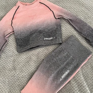 Gymshark set - Säljer detta set då det är lite för stort för mig. Både toppen och tightsen är i storlek S. Setet är i väldigt bra skick men fortfarande använt! Skriv gärna privat för fler bilder eller frågor:)