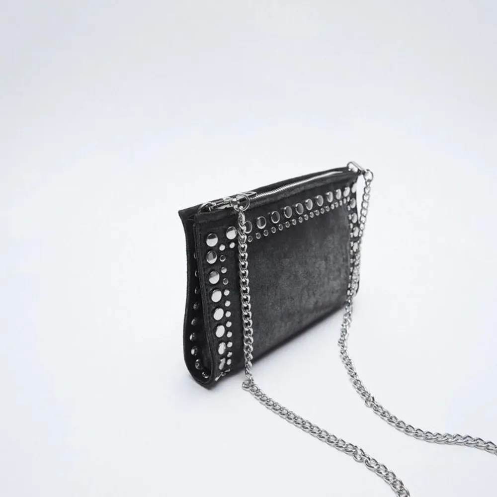 Säljer min väska från Zara då den inte kommer till användning längre, superfin metallic svart färg med silver ”nitar” runtom kanterna. Bra skick!🧡 (Kom privat för mer bilder eller detaljer)FINNS KVAR! . Väskor.