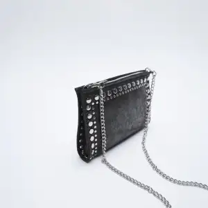 Säljer min väska från Zara då den inte kommer till användning längre, superfin metallic svart färg med silver ”nitar” runtom kanterna. Bra skick!🧡 (Kom privat för mer bilder eller detaljer)FINNS KVAR! 