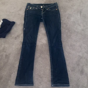True religion - Snyggaste true religion byxorna som jag säljer för att de inte används, köpte för 800kr, äkta, buda från 600kr, nyskick och bra i längd på mig som e 167❤️ pris e alltid diskuterbart
