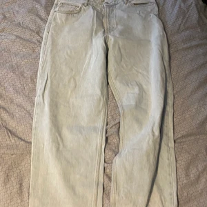 Sweet sktbs denim, storlek M - Skick 7/10 det ända är lite slitna längst ner men tycker själv det är ganska snyggt, storlek M, är själv 186 och dom passar mig bra. Kan skickas på posten.