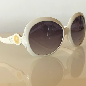 Vita solglasögon  - Vita solglasögon med vit förvaringspåse från mitt egna märke Colorez. Skickas mot fraktkostnad eller hämtas i Enskededalen 