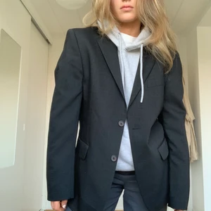 Oversize kavaj - Säljer min superfina vintage herrkavaj av märket Riley, superfin mörkgrå färg som passar till allt, perfekt skick, herrmodell så den blir lagom oversized😍 köparen står för frakt🤍