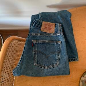 Supersnygga vintage jeans från Levi’s. Tyvärr för små för mig. Kommer i väldigt bra skick. Små i storlek. Passar en W26/XS. (Liggande) Innerbenslängden: 72cm Midjemått: 36cm