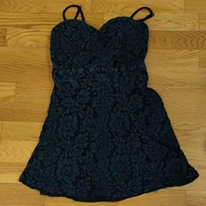 Marinblå sommar klänning med mönster på! Remmar kan justeras😁 Frakt ej inkluderat men priser går att diskutera (skriv till mig kring fler frågor o bilder)