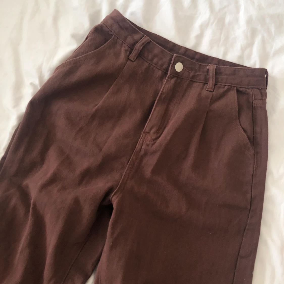 Trendiga bruna byxor
