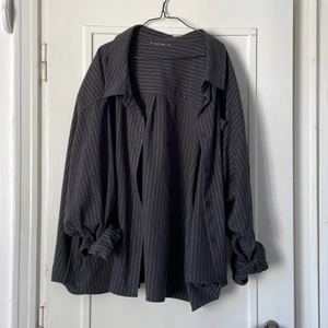 Oversized kavaj - Oversized kavaj. Kritstrecksrandig. 