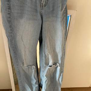 Säljer Jeans i storlek 146 bra skick och köparen står för frakten! Köpte dem för ungefär 1 vecka sedan och aldrig använt dem för det är inte min stil.