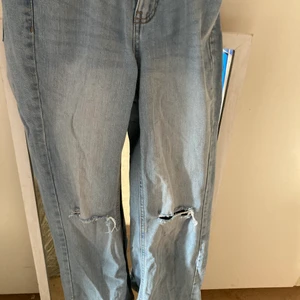 Blåa Jeans  - Säljer Jeans i storlek 146 bra skick och köparen står för frakten! Köpte dem för ungefär 1 vecka sedan och aldrig använt dem för det är inte min stil.