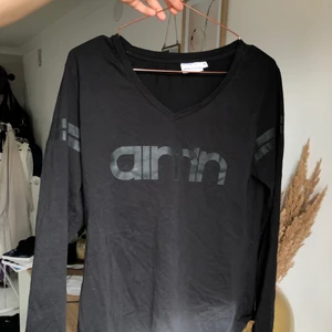 Aimn tröja - Perfekt träningströja som även går att använda till vardags. Den är i så gott som nyskick.😁