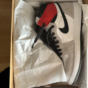 Air Jordan 1 high smoke grey  - Säljer pga att de inte passar min stil. Använda fåtal gånger är i väldigt bra skick. Köpta från soleplus för 3500kr. Original kartong och vita skorsnören medföljer också. Köparen står för frakt.                                                                                    Om man vill se fler bilder kan man skriva privat :) 