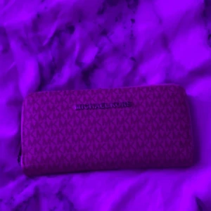 Michael kors plånbok  - Har köpt den i Turkiet 2019 rätt bra sick och är väldigt snygg