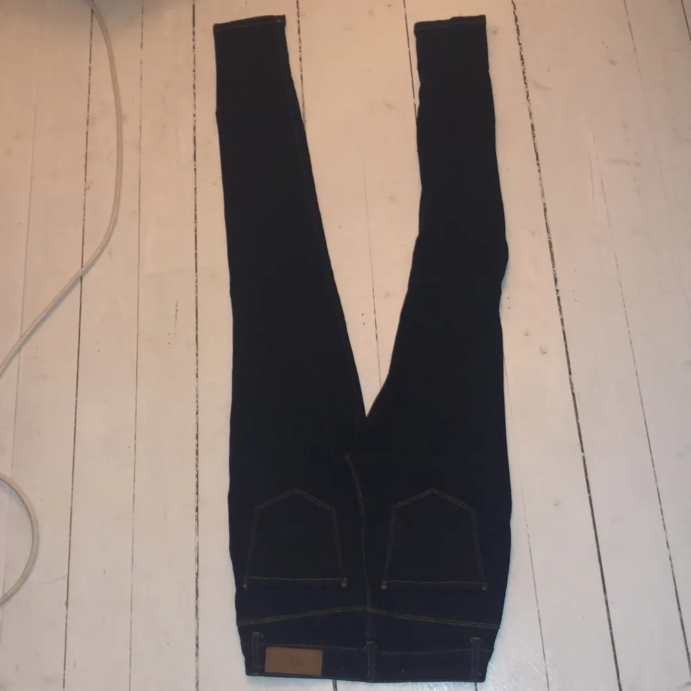 Marin blå skinny jeans, från VERO MODA. Jeans & Byxor.