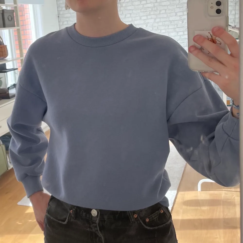 Säljer denna jätte fina blå sweatshirt från Gina Tricot, säljer pga att den är för liten för mig. Den är i väldigt bra skick endast använnd 2 gånger, den är i storlek S. Färgen gör sig bäst på bild 2. Nypris är 249 kr. Frakt tillkommer! 😊. Tröjor & Koftor.