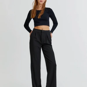 Svarta Byxor Pull&Bear - Säljer ett par svarta byxor från Pull&Bear 🙌 Storlek: 36/s Aldrig använda🤍 Nypris: 300