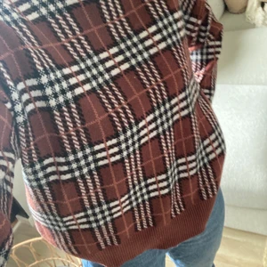 Rutig tröja - En rutig tjocktröja i xs. Köpt 2020 och väl använd. Ganska kort men väldigt skön!