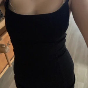 Svart tajt klänning - En kort och tajt klänning i jeanstyg. Använd 1-2 gånger, och köpt på hm. Inga skador eller sånt :D