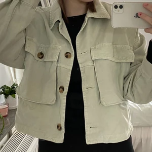 Ljusgrön zara jeansjacka!! -  ~ LÅNADE BILDER ~  En supersnygg jeansjacka i en ljus mintgrön färg från zara dom inte säljs längre, säljer den för att den inte kommer till användning tyvärr. Den köptes för 499kr men säljs för 249kr. Den är i storlek XS men jag skulle säga att den är oversized, så i en normal storlek är den M! Jag skulle säga att den är i väldigt bra skick!💓💓