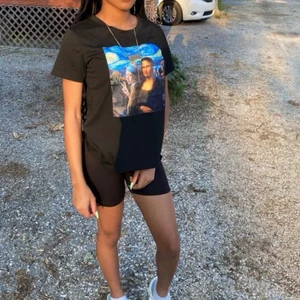 T shirt  - Jätte snygg svart t shirt från SHEIN. Har använt den bara 2-4 gånger, men inte så mycket efter det. Jag köpte den för 80kr från SHEIN. Skriv om du är intresserad eller om du vill ha fler bilder :)