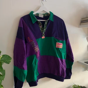 Unik colorblocking-tröja - 🍋🌿 Svincool tröja som tyvärr inte kommer till användning. Fyndad second hand lokalt. Vet ingenting om ursprunget då tvättlappen är blekt. Passar mig fint som vanligtvis har M, men passar nog även en L. Köparen står för frakt 💖