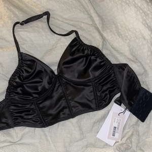 NA-KD topp - Säljer en supersnygg topp från NA-KD! ENDAST TESTAD (lapp kvar). Sälja pga att den var lite för liten för mig och även att den inye passade min kroppsbyggnad😊 dock super bekväm och skönt material! Nypris 329kr