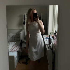 vit sommar klänning  - Gullig vit sommar klänning som var tänkt att använda på min konfirmation , aldrig används och som i ny skick 🤍🤍 öppen rygg med knyttdetalj