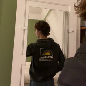 Hoodie med tryck - Säljer denna hoodie från hm med snyggt tryck på ryggen. Skick 9/10 väldigt sparsamt använd. Kom privat för fler bilder eller frågor!