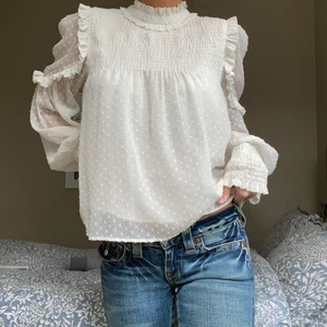 Blus  - Söt blus från Zara. Precis som ny. Finns inte i sortimentet längre. Storlek M men passar s och xs