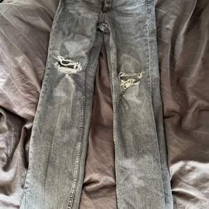 Sjukt snygga jeans från Zara!⚡️⚡️I nyskick då dom aldrig använts då dom var lite stora för mig✨Orginal pris 350kr men säljer för 200kr priset kan diskuteras🥰 storlek 36