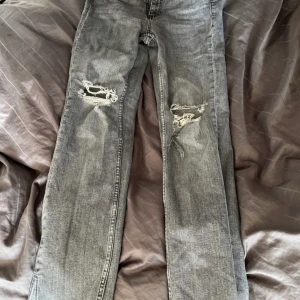 Jeans  - Sjukt snygga jeans från Zara!⚡️⚡️I nyskick då dom aldrig använts då dom var lite stora för mig✨Orginal pris 350kr men säljer för 200kr priset kan diskuteras🥰 storlek 36