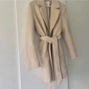 Kappa - Perfekt till våren! Väldigt bra skick och endast använd ett fåtal gånger. Nypris 899kr. Färgen är mer rättvis på andra bilden.