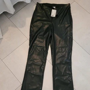 Skinbyxor i storlek 40 - Svarta skinbyxor, v-format runt midjan, aldrig använt så plagget är i nyskick, prislappen finns kvar OBS! Frakt ej inkluderat men pris går alltid att diskutera 🤍🤍