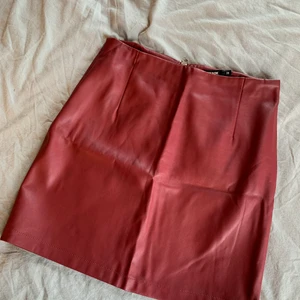 Ursnygg skinnkjol - Köpt för några år sedan så finns ej kvar i Bikboks lager!!! Skitsnygg skinnkjol😍 Kom tyvärr aldrig till användning